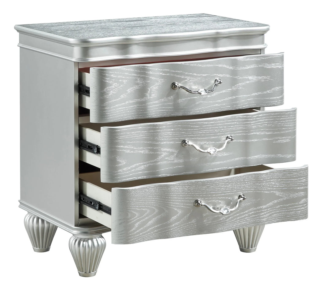 Eros King 4PC Bedroom Set with Manufactured Wood & Tufted Detailing in Silver
